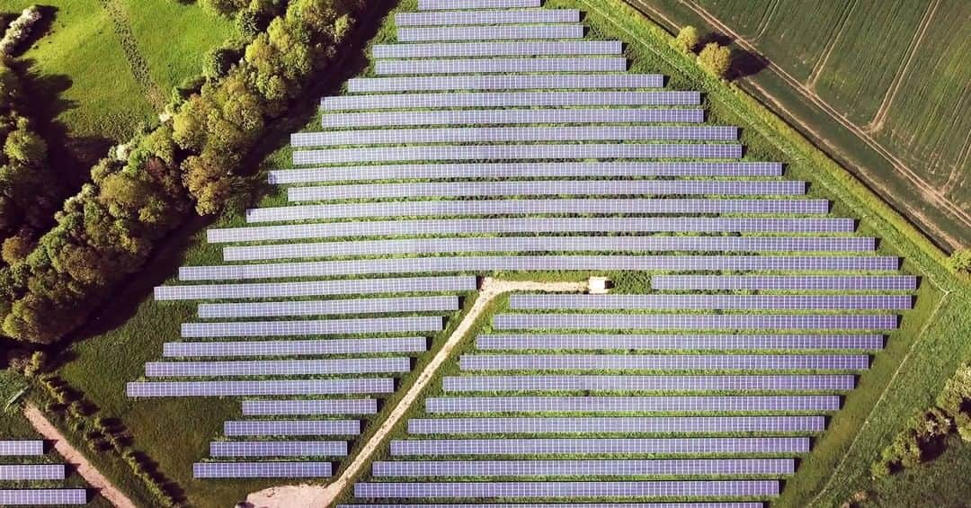 Discoveryさんのインスタグラム写真 - (DiscoveryInstagram)「Some farms work by capturing the sun's energy and turning it into electricity.   #solarenergy #goinggreen #aerialphotography #farmlife」12月15日 0時30分 - discovery