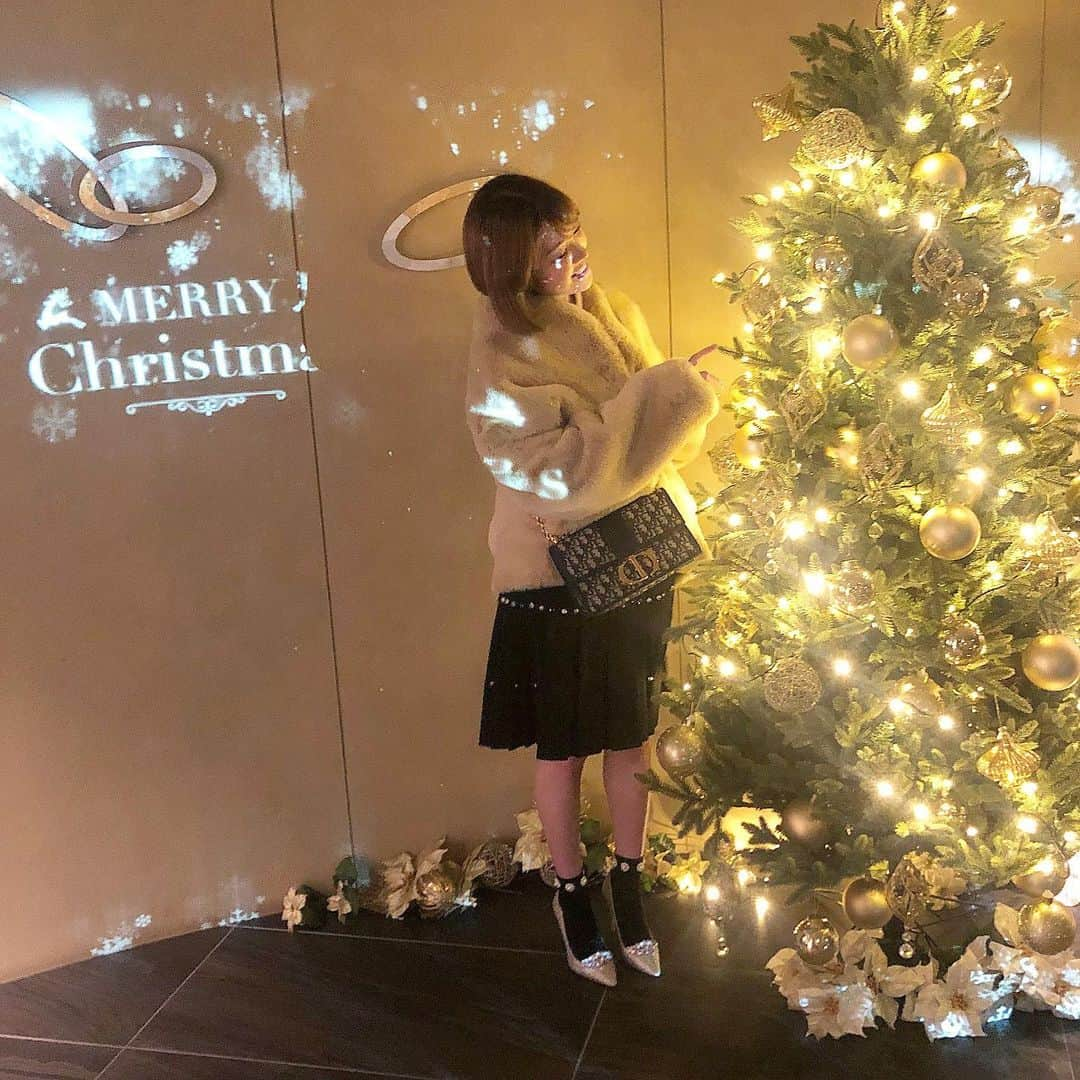 玉川来夢のインスタグラム：「そっかぁ〜 もうクリスマスかぁ〜🎄🎁 あちこちにクリスマスツリーがあってほんと幸せっ！ クリスマスの時期だーい好き💗 そんな今日はリーガロイヤルホテル京都の 14階にあるフレンチ料理のお店 TOP OF KYOTOに行ってきましたっ！ 美味しかったし窓側個室だったんですが めちゃくちゃ綺麗だった！ ロケーション最高！ そしてカメラフォルダ整理してたら ちょうど一年前も京都来てた！ まだこっち住む前の時！ もう一年経つのねぇは早いなぁ〜🤔💭 それにしても今日は本当に素敵な1日だったなぁ🌹💙 #京都 #京都グルメ #京都観光 #京都ホテル #京都ディナー #リーガロイヤルホテル京都 #topofkyoto」