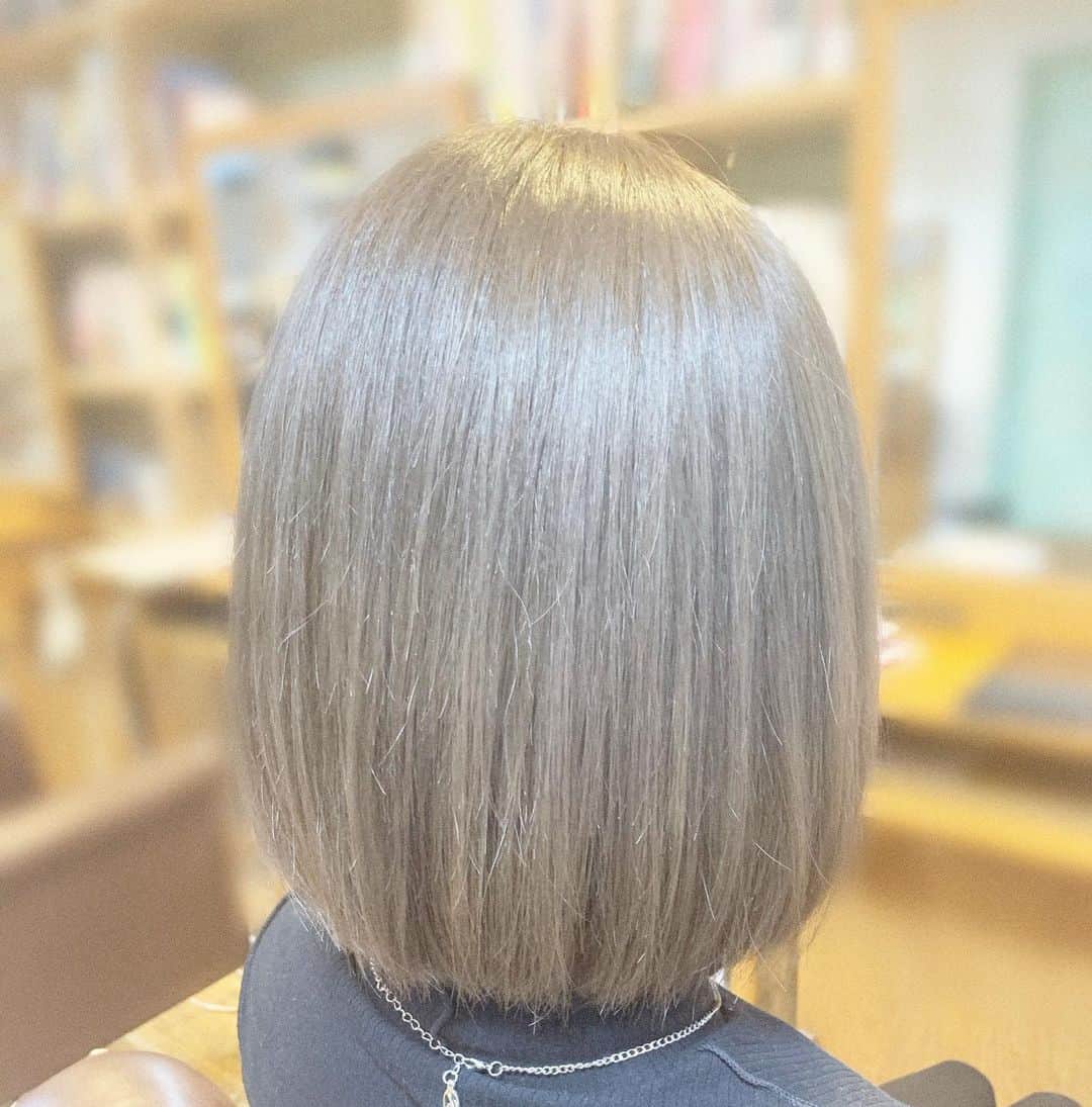 桑名利瑠のインスタグラム：「. . . 髪色暗くなりました！ 久しぶり🥺ミルクティーベージュ❤︎ ブリーチ沢山してるから、ヘアケア更に頑張ろう💪🏻 . . . #ヘアカラー #美容院 #hairstyle #haircolor #haircut #ショートボブ #ミルクティーベージュ #selfie #selca #原宿 #東京 #instagood #instafashion #instapic #instalike #photooftheday #photo #followforfollowback #followｍe #newpost #カット」