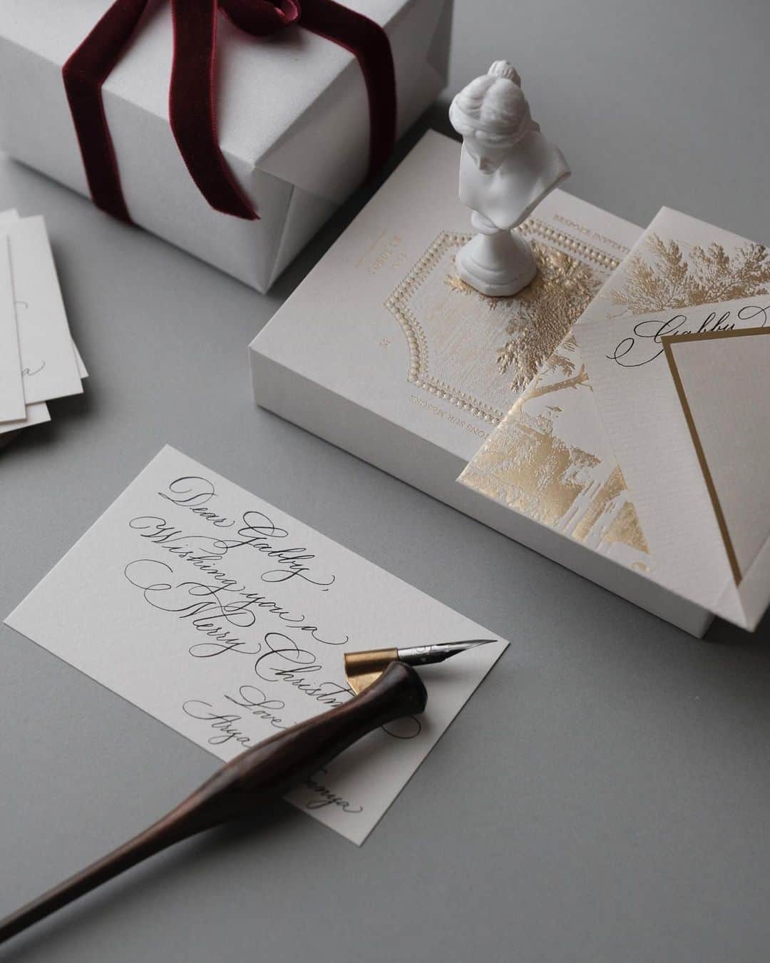 Veronica Halimさんのインスタグラム写真 - (Veronica HalimInstagram)「Wishes featuring grey ORI card set — #calligraphy #handwrittencards #calligraphylove #stationery #カリグラフィー　#モダンカリグラフィー #paperlover」12月15日 0時45分 - truffypi
