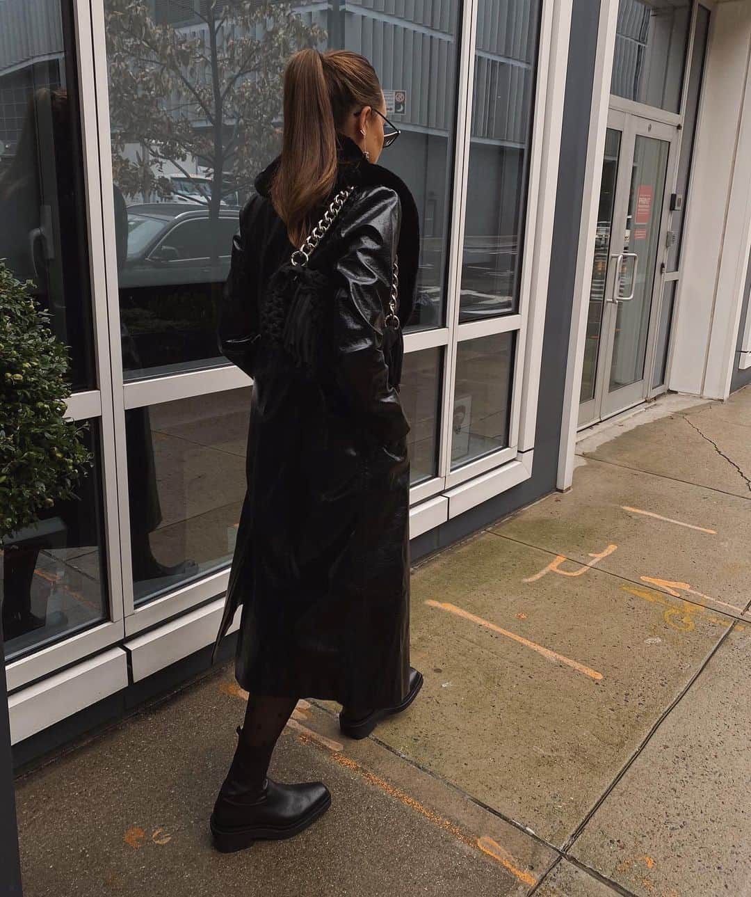 We Wore Whatさんのインスタグラム写真 - (We Wore WhatInstagram)「rainy day reflections 🌧」12月15日 0時41分 - weworewhat