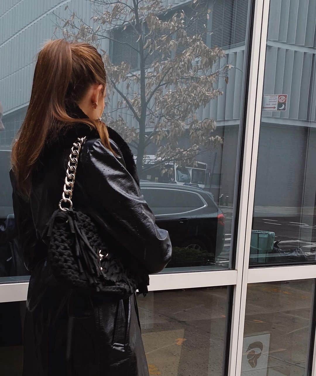 We Wore Whatさんのインスタグラム写真 - (We Wore WhatInstagram)「rainy day reflections 🌧」12月15日 0時41分 - weworewhat
