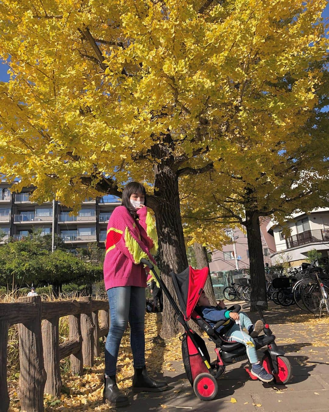 我妻三輪子さんのインスタグラム写真 - (我妻三輪子Instagram)「いつまでも自転車に乗れない私と もう漕いでみたい様子のベイビー  Ｂ型バギーは　@smartrikejapan にしました 彼女が乗っていて楽しそうだったから🛵  #wagamiwababy」12月15日 0時42分 - wagamiwa