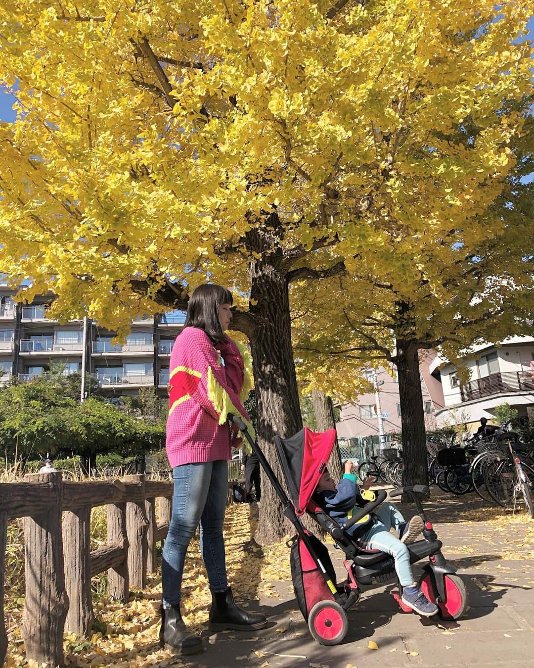 我妻三輪子さんのインスタグラム写真 - (我妻三輪子Instagram)「いつまでも自転車に乗れない私と もう漕いでみたい様子のベイビー  Ｂ型バギーは　@smartrikejapan にしました 彼女が乗っていて楽しそうだったから🛵  #wagamiwababy」12月15日 0時42分 - wagamiwa