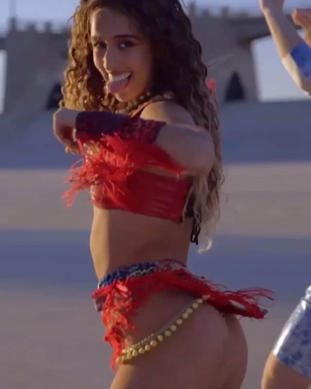 のインスタグラム：「All  I can say is how amazing it feels to see what happens when people are inspired by music. Well done, guys!  POW POW POW Kaskade x @chemicalsurf  (Link to full length video in my bio) 💥💥💥💥💥💥💥 Repost @vansecoo  - ITS UP!!!! GO TO THE ✨LINK IN MY BIO✨ TO CHECK OUT OUR VERY FIRST DANCE FILM EVER!!😭😭 Congratulations to my brother for being a bad ass director @agustinseco i love you bro, we gonna take ova the wuuuurld!!! . Thank you to @diosabyseco @mammaseco @pamelaasecoo @papasecoo @giovannycastro71 💕💕 for absolutely EVERYTHING from the stunning designer wardrobe to being the best crew and assistants in the game. . It’s been a long time coming thank you to our beautiful crew and our insanely amazing and selfless dancers💕  NOTHING WOULD HAVE BEEN POSSIBLE WITHOUT YOU GUYS!!!  @matthewjordanleeds   @thewilliamsfam  Jason Rodelo @jasonrodelo   @cantshufflecampos  @marcrfong   @technotupac  @laurencorazza  @torinishino @samantha_dahn @sabreenatellez  @itsmikayok @mickeyshuffles  @xojuliashea  @deanna_leggett @marloparty  @shufflebutterfly  @anagumofficial @erikhuofficial  @eddiebcontreras   @gio.contreras   @cocoshuffles  @cici  @fogshildsf  @bren_na.b @caseyontiveros  @_itsbrendas  @bellexem  @aestheticsinmotion  @damndanii  @itsjermoni  @itslaurenvee  @notyourextra @__emilychacon  @insta.Cesar  @kota_werks  @kota.shuffles  @dapprdanny  @darianwebb  @kim_cc  @kingleon31  @eyelinerandcigaretttes  @rachelsoutherland  @_jmairenaaa  @marygrace___  @frankeeluna @amberrcecelia  @mindful_melli  @adriana_gb  @kkiyoko_b  @brandonjchau  @ayjae_o   @mystic_south」