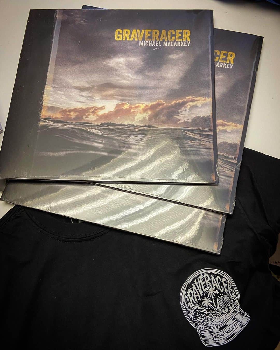 マイケル・マラーキーのインスタグラム：「finally got my own vinyl copies of what is obviously (and technically) my ALBUM OF THE YEAR // pictured with the @tomjnewell // mm mashup t — #graveracer #albumoftheyear #thanksdanny」