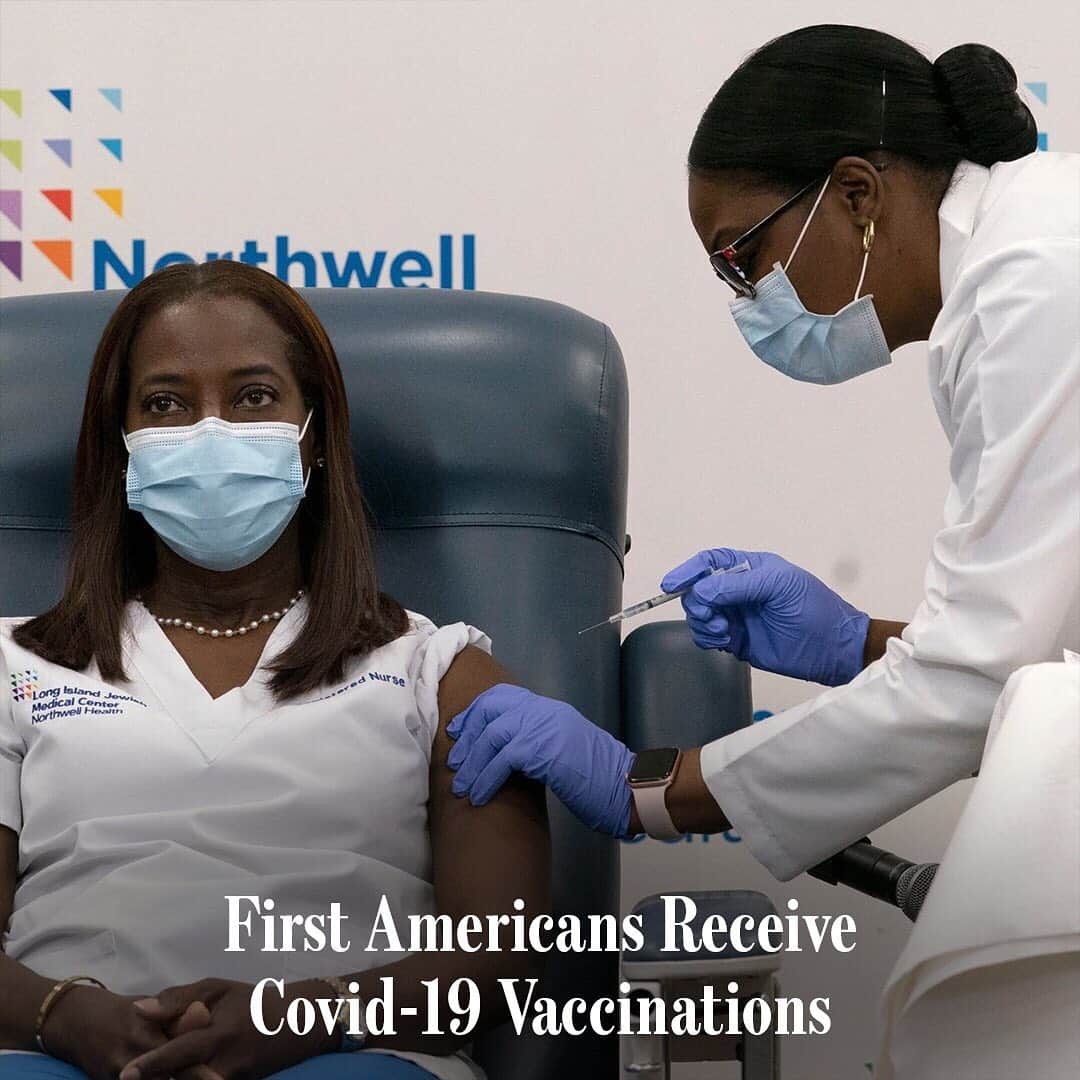 Wall Street Journalさんのインスタグラム写真 - (Wall Street JournalInstagram)「The first U.S. Covid-19 vaccinations outside of clinical trials began Monday, kicking off the most urgent mass immunization campaign since polio shots were rolled out in the 1950s.⠀ ⠀ A critical care nurse in New York City, Sandra Lindsay, was among the first to receive the shot Monday morning, and health workers throughout the U.S. were also set to receive the newly authorized vaccine developed by Pfizer and BioNTech. Pfizer shipped vaccine vials out Sunday, and hospitals and health departments across the country received them early Monday.⠀ ⠀ Some 145 U.S. hospitals and other sites were slated to receive vaccine doses Monday, followed by 425 on Tuesday and 66 on Wednesday, according to Gen. Gustave Perna, chief operating officer of Operation Warp Speed, the federal initiative to deliver the vaccines.⠀ ⠀ Lindsay, pictured here receiving the shot at Long Island Jewish Medical Center in Queens, said she was relieved to get the vaccine and hoped the moment marked the beginning of the end of a very painful time in our history. ⠀ ⠀ Read more at the link in our bio. ⠀ ⠀ Photo: Mark Lennihan/AP」12月15日 0時48分 - wsj