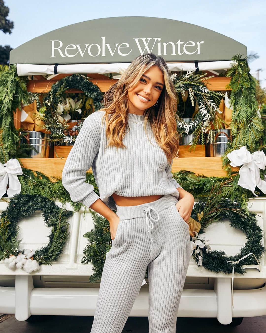 ヴェール・ゲンタのインスタグラム：「My 2020 dress code: comfy but make it cute 🤍 wearing @majorelle_collection on @revolve #REVOLVEwinter ❄️」