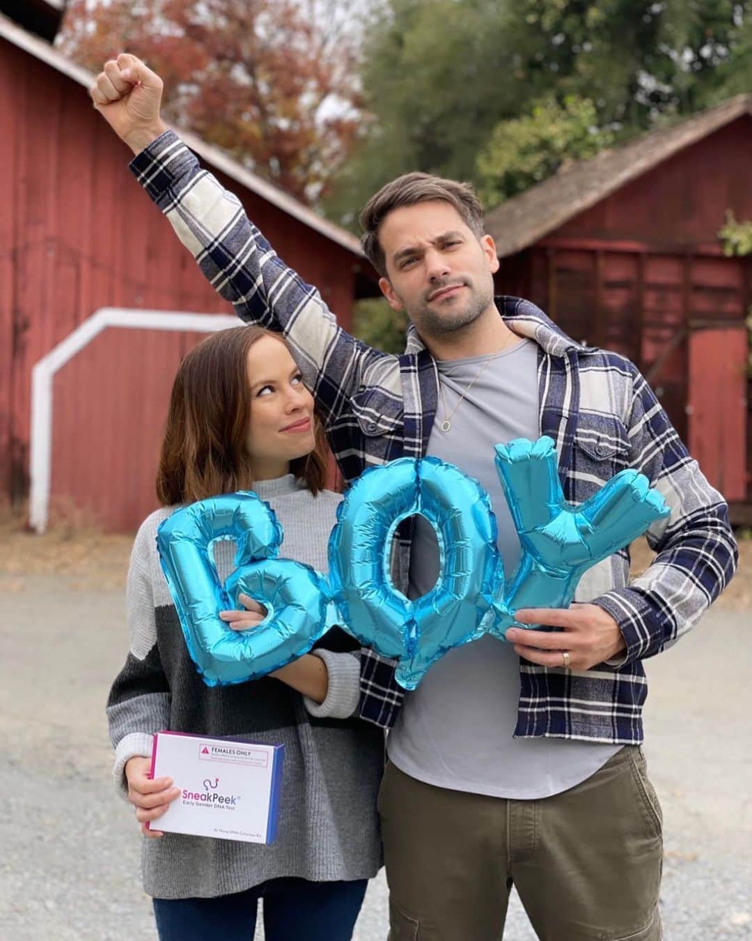 ブラント・ドーハティのインスタグラム：「Oh boy!!! Baby boy Daugherty on his way! 💙💙💙 #Ad We loved finding out the baby’s sex with @SneakPeekTest. SneakPeek is 99.9% accurate as early as 8 weeks into pregnancy! Use our code: BRANTKIM20 ($20 off for either Standard or FastTrack testkit) #SneakPeekTest #SneakPeekBaby」