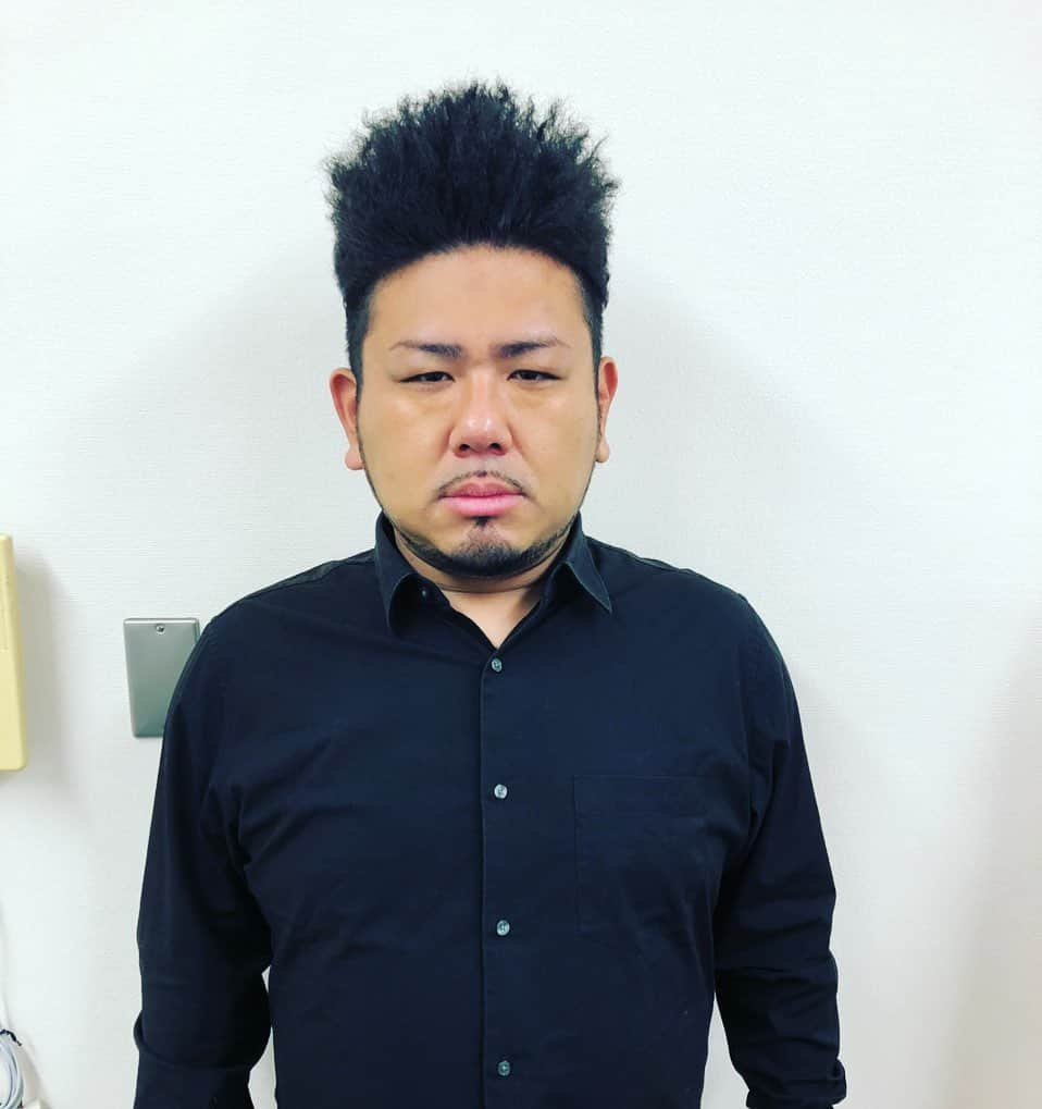 金野博和（鬼越トマホーク）さんのインスタグラム写真 - (金野博和（鬼越トマホーク）Instagram)「メイクさんに「横を軽く抑えてください」って言ったらスラムダンク初期の頃のゴリみたいな髪型にされた﻿ ﻿  NO！と言える人間になりたい。﻿ ﻿  #テレビ愛知のメイクさん﻿ #大真面目な顔してたから言えなかった﻿ #スラムダンク初期のゴリ﻿ #MCハマー﻿ #ハンターハンターのゴン #他になにある？﻿ #写真で一言」12月15日 1時03分 - kinno1106