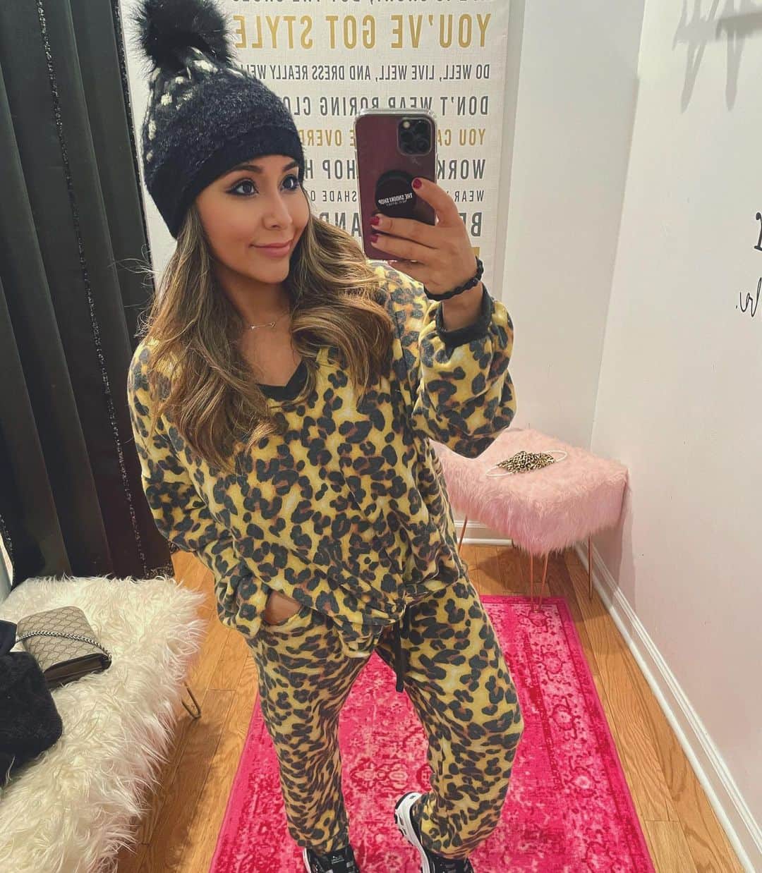 ニコール・ ポリッツィのインスタグラム：「Obsessedddddd with my cozies at my shop🥰  shop with meeee at my two locations in Madison, NJ & Beacon, NY 🛍  - FYI- Our Christmas Online deadline is 12/16 💋  #thesnookishop」