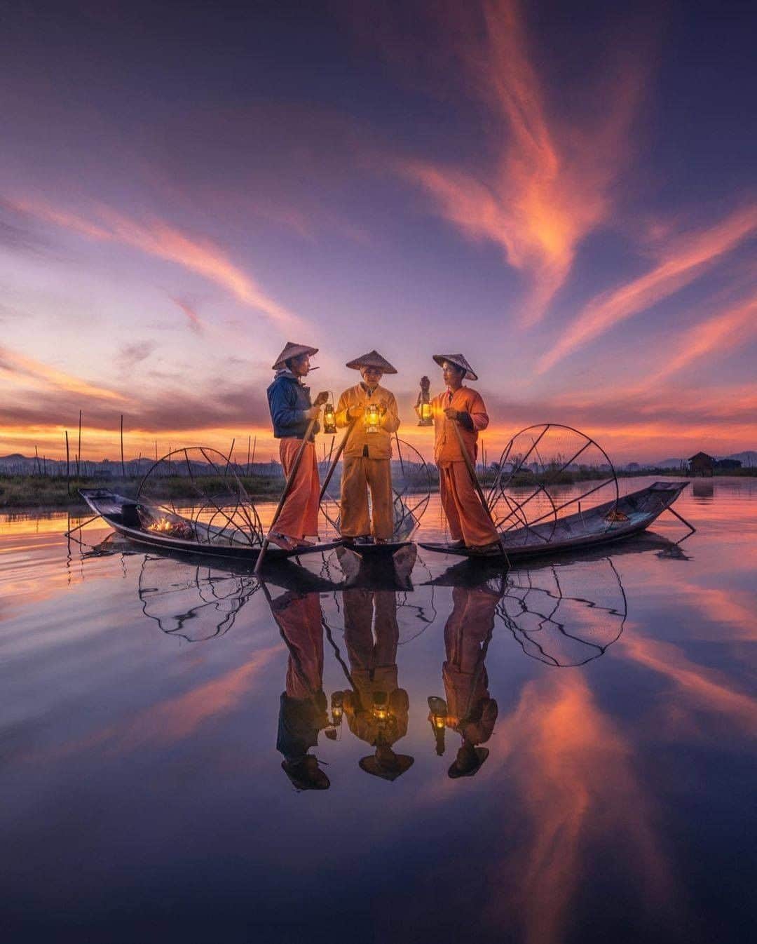 Discover Earthさんのインスタグラム写真 - (Discover EarthInstagram)「The vast Inle Lake is located in the Shan Mountains in central Burma. Near its southern tip, the multi-tiered Phaung Daw U pagoda is home to golden statues. In the hills that rise near the village of Indein, the stupas of the Shwe Indein pagoda look like a field of golden arrows. Not far away, the forest has taken over the stupas of Nyaung Ohak. At the northern end of the lake, a wooden bridge connects the floating village of Maing Thauk to the shore.   "Fishermen of İnle lake " Those images look like a painting, right ?  #discoverburma🇲🇲 with @ilhan1077   . . . . . .  #burma  #myanmar  #bagan  #mandalay  #yangon  #lake  #reflection  #water  #boat  #lago  #natur  #irox_water  #ignaturale  #trees  #igcentric_nature  #est  #cloud  #onda」12月15日 1時00分 - discoverearth