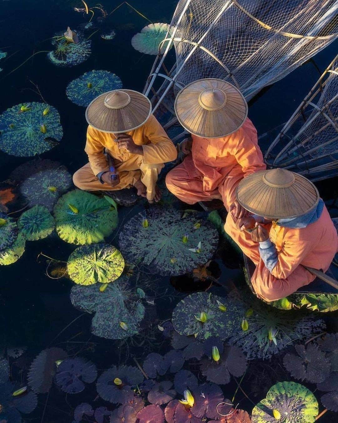 Discover Earthさんのインスタグラム写真 - (Discover EarthInstagram)「The vast Inle Lake is located in the Shan Mountains in central Burma. Near its southern tip, the multi-tiered Phaung Daw U pagoda is home to golden statues. In the hills that rise near the village of Indein, the stupas of the Shwe Indein pagoda look like a field of golden arrows. Not far away, the forest has taken over the stupas of Nyaung Ohak. At the northern end of the lake, a wooden bridge connects the floating village of Maing Thauk to the shore.   "Fishermen of İnle lake " Those images look like a painting, right ?  #discoverburma🇲🇲 with @ilhan1077   . . . . . .  #burma  #myanmar  #bagan  #mandalay  #yangon  #lake  #reflection  #water  #boat  #lago  #natur  #irox_water  #ignaturale  #trees  #igcentric_nature  #est  #cloud  #onda」12月15日 1時00分 - discoverearth