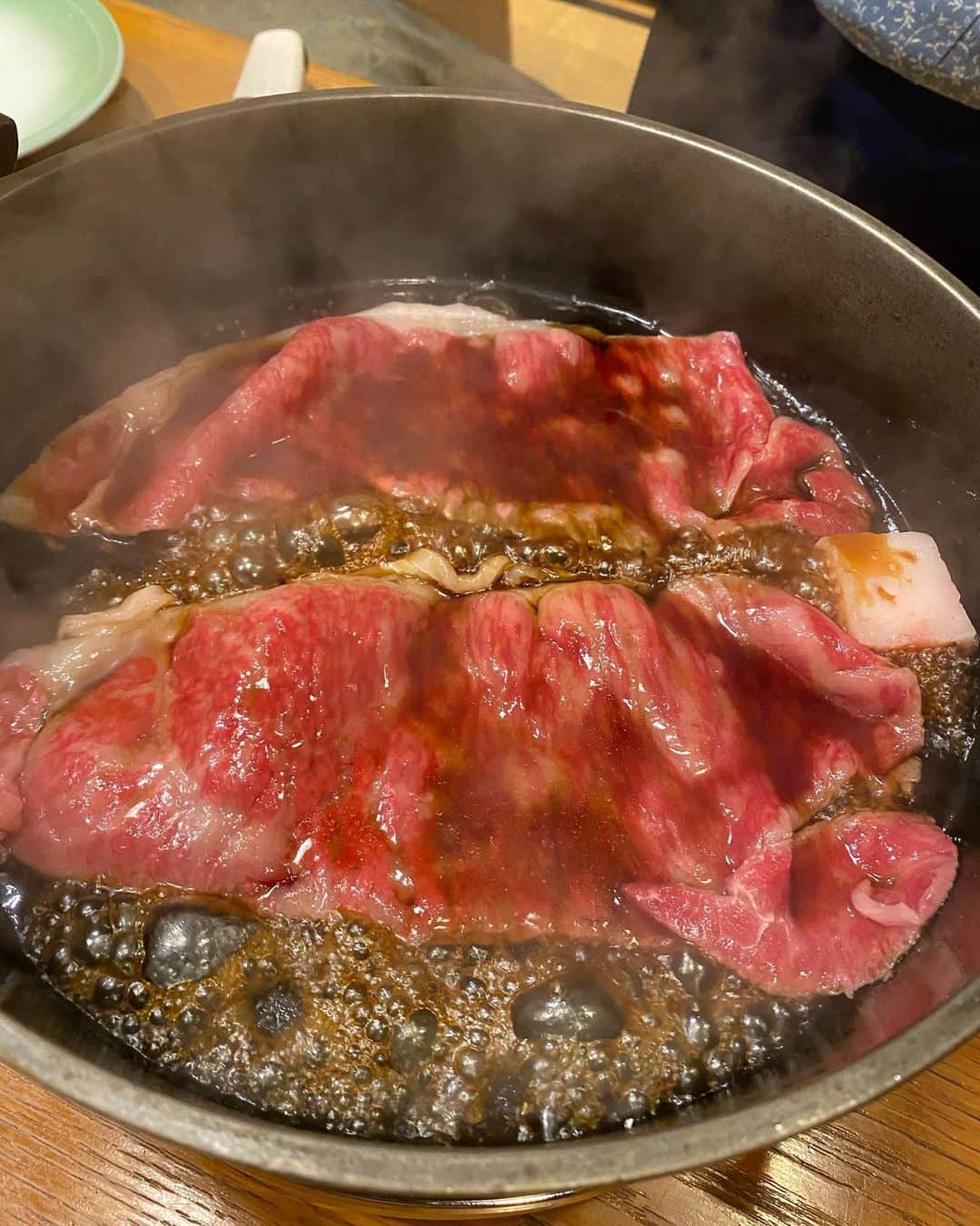 gram住道オペラパーク店さんのインスタグラム写真 - (gram住道オペラパーク店Instagram)「創業明治2年。京都で有名なモリタ屋さん。 肉の卸もしている。全てお肉は良質なA5ランクの和牛を使用してるみたい。 個室がたくさんあり、中居さんが目の前で全て作ってくれる。値段はまあまあ高いけどたまには贅沢に高級すき焼きも有りやねー。良い店やった。 やまろぐ3.95  #すき焼き#モリタ屋本店#京都グルメ#やまろぐ」12月15日 1時10分 - yamarogu_official