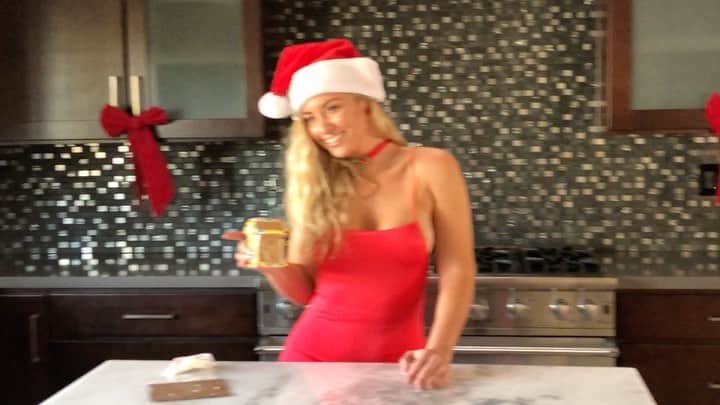 Sydney A Malerのインスタグラム：「Santa baby 💋」