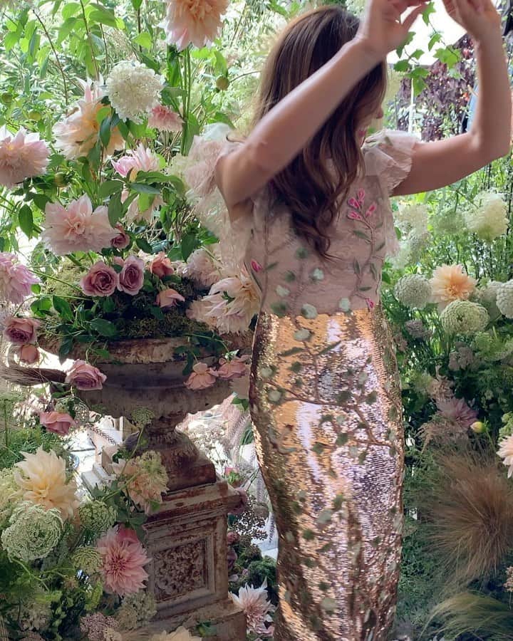 Monique Lhuillierのインスタグラム：「Dancing into a busy week! 💗 Behind the Scenes of my Signature Fragrance Campaign 🌸🌸🌸 #moniquelhuillier #mlfragrance」