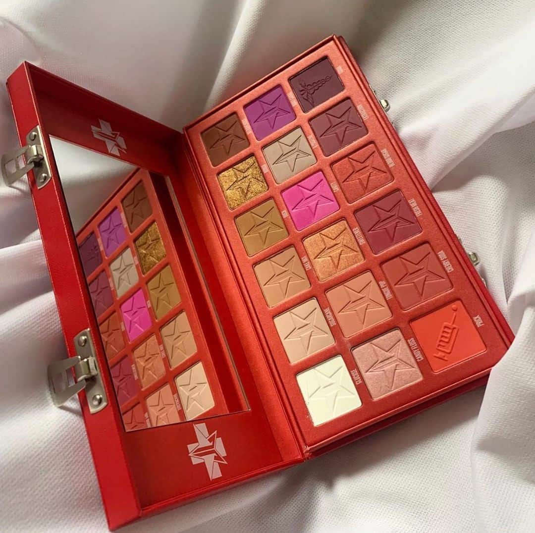 Jeffree Star Cosmeticsさんのインスタグラム写真 - (Jeffree Star CosmeticsInstagram)「Sugar Rush❤️ @neeciaa laying out our #BLOODSUGAR palette 💉   #jeffreestarcosmetics」12月15日 1時13分 - jeffreestarcosmetics