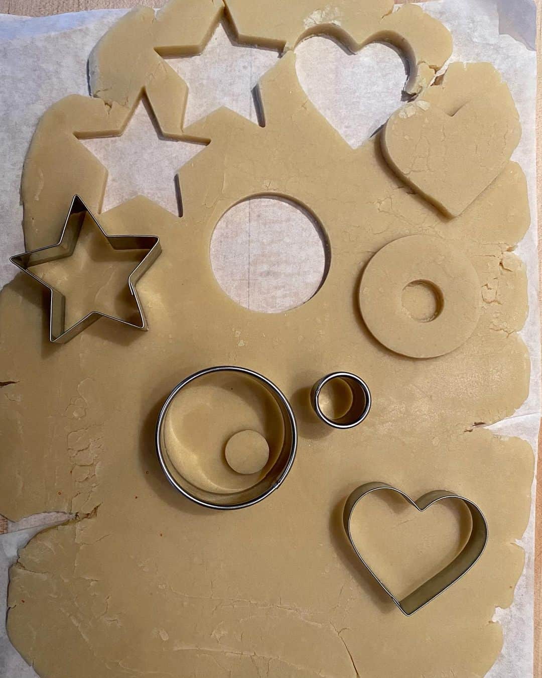 アイナ・ガーテンのインスタグラム：「Made Christmas cookies on the @todayshow this morning! One recipe of Shortbread became five different cookies! How easy is that?? Recipe link in profile. #happyholidays #staysafe」