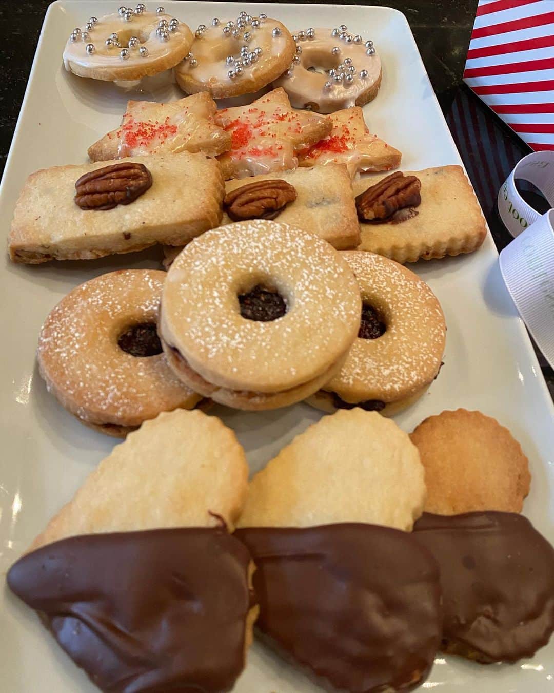 アイナ・ガーテンさんのインスタグラム写真 - (アイナ・ガーテンInstagram)「Made Christmas cookies on the @todayshow this morning! One recipe of Shortbread became five different cookies! How easy is that?? Recipe link in profile. #happyholidays #staysafe」12月15日 1時14分 - inagarten