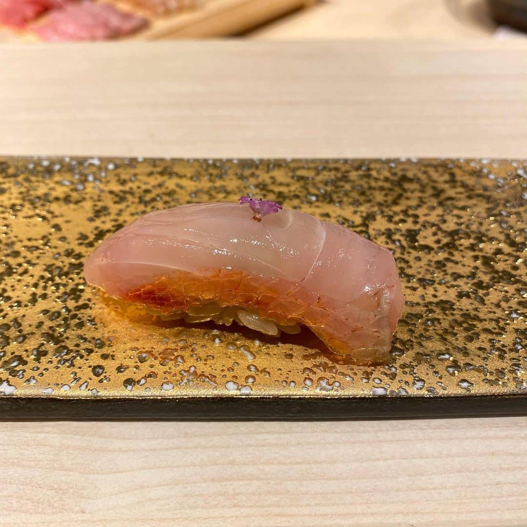 キンバリー・アン・ウォーテマス・ティアムシリのインスタグラム：「เป็นการกินOmakaseที่ไวที่สุดและเร็วที่สุด course18คำเริ่ม4โมงเย็นจบ5โมงนิดๆ เพราะแม่หมีโทรจิกให้กลับบ้านทุก10นาทีค่ะ😅 อร่อยทุกคำจริงๆ กินไม่ดึกสบายท้อง แยกย้าย กินยานอนค่ะ Goodnight ka✨ @kozueomakase @pumi.xu」