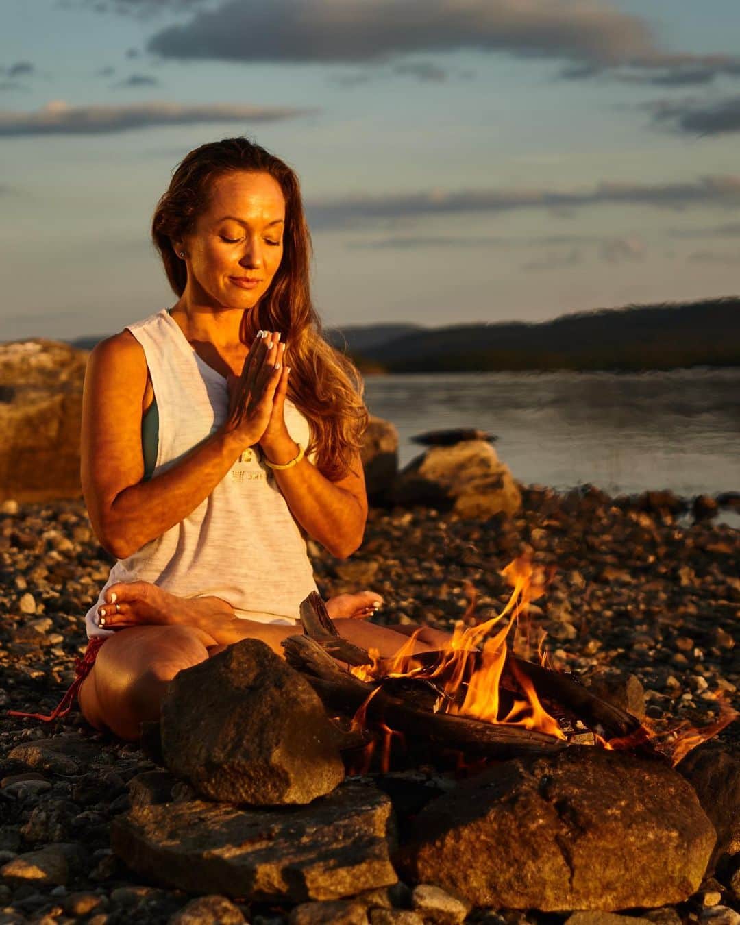 キノ・マクレガ―のインスタグラム：「When calming the mind feels difficult it can be so useful to do guided meditations. My new 30 Days of Mindfulness video series starting January 1st is the meditation challenge that will help you get established in the daily practice of meditation. When you meditate you experience more peace, happiness, and love in your life. Meditation also helps keep the mind calm, reduce stress, heal wounds, decrease anxiety and generally help your body, immune system and whole life function better.  Be sure to subscribe to my YouTube channel to join the meditation challenge!  https://www.youtube.com/c/KinoYoga」