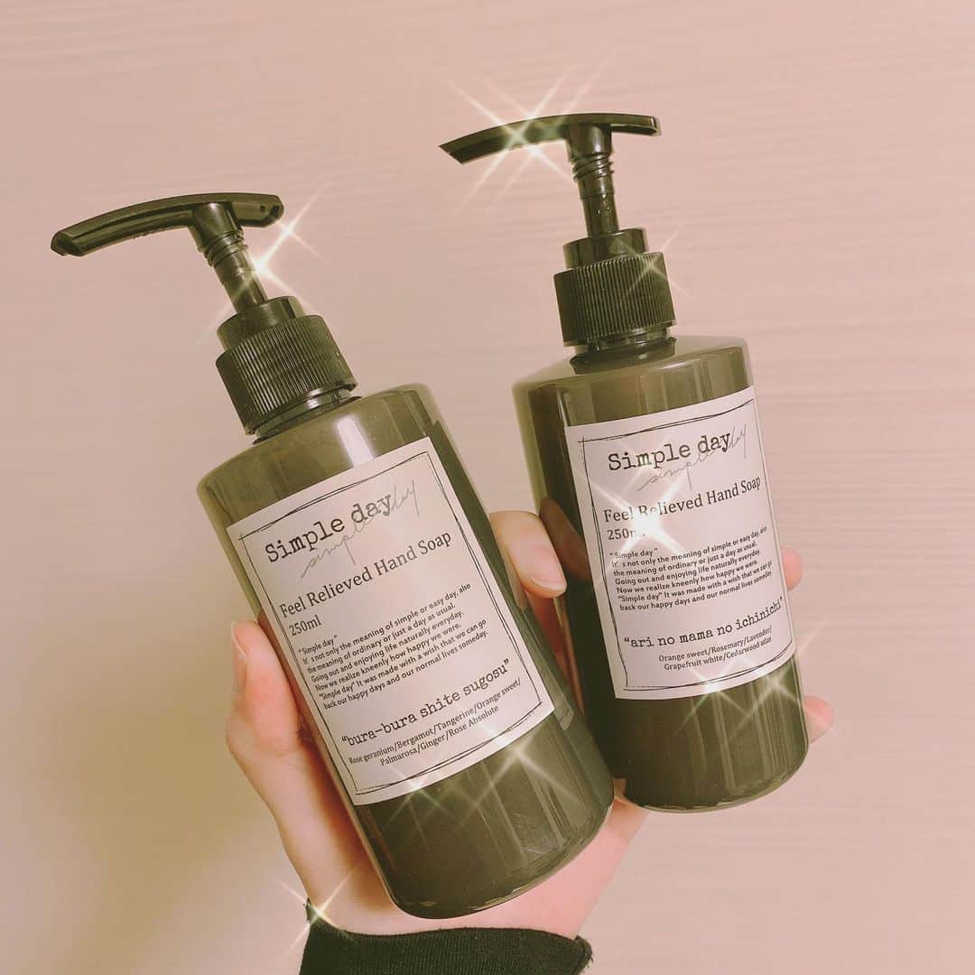 のインスタグラム：「Simple dayの新しいハンドソープ✨こんな時だからこそ、手を洗う時間をポジティブに過ごしてほしいという思いで作られたそうです✨手を洗ってる時間が楽しくなるし、その後つい手の香りを嗅ぎたくなる、凄く良い香り…☺️  #simpleday #handsorp #ハンドソープ #ポジティブ #良い香り #手洗い #癒しグッズ」