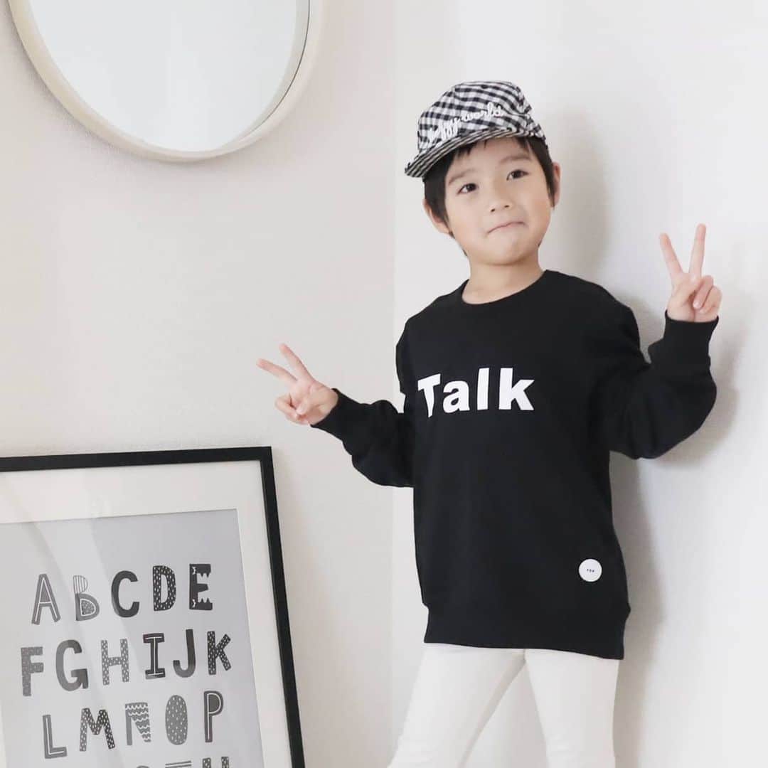 Eri Satoさんのインスタグラム写真 - (Eri SatoInstagram)「black×whiteコーデ · tops: @fov_wear · 歯が抜けて前歯無しの息子😇 全然生えてこないのなんで？笑 · 彼が着ているのは 私のお気に入りの子供服ブランド、 FOVのトップス🤗 · 特に男の子ママにオススメな、シンプルなのに絶妙な色とかロゴのお洋服が豊富なの！！ それでいてプチプラだから、汚されても心のダメージ少なめ🤣 来年小学校に入ったら私服だから、お世話になること間違いなし…！！！ アカウントのスタイリングも可愛いから、ぜひチェックしてみてね💛 @fov_wear · · #fov#fov_wear#フォブ #fashion#ootd#outfit#code#coordinate#style#ファッション#コーディネート#コーデ#プチプラ#プチプラコーデ#シンプルコーデ#mamagirl#locari#ママファッション #partegram #l4like#カジュアル#男の子#男の子服」12月15日 1時22分 - satoeri626
