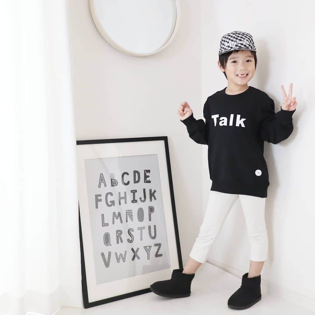 Eri Satoのインスタグラム：「black×whiteコーデ · tops: @fov_wear · 歯が抜けて前歯無しの息子😇 全然生えてこないのなんで？笑 · 彼が着ているのは 私のお気に入りの子供服ブランド、 FOVのトップス🤗 · 特に男の子ママにオススメな、シンプルなのに絶妙な色とかロゴのお洋服が豊富なの！！ それでいてプチプラだから、汚されても心のダメージ少なめ🤣 来年小学校に入ったら私服だから、お世話になること間違いなし…！！！ アカウントのスタイリングも可愛いから、ぜひチェックしてみてね💛 @fov_wear · · #fov#fov_wear#フォブ #fashion#ootd#outfit#code#coordinate#style#ファッション#コーディネート#コーデ#プチプラ#プチプラコーデ#シンプルコーデ#mamagirl#locari#ママファッション #partegram #l4like#カジュアル#男の子#男の子服」