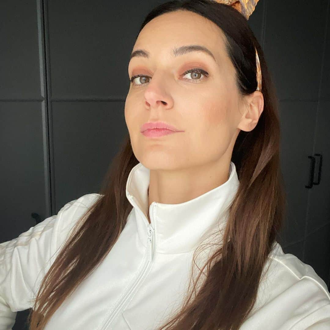 Sedef Avciのインスタグラム：「2021’i  i sizce nasıl bekliyorum? 1 mi 2 mi?」