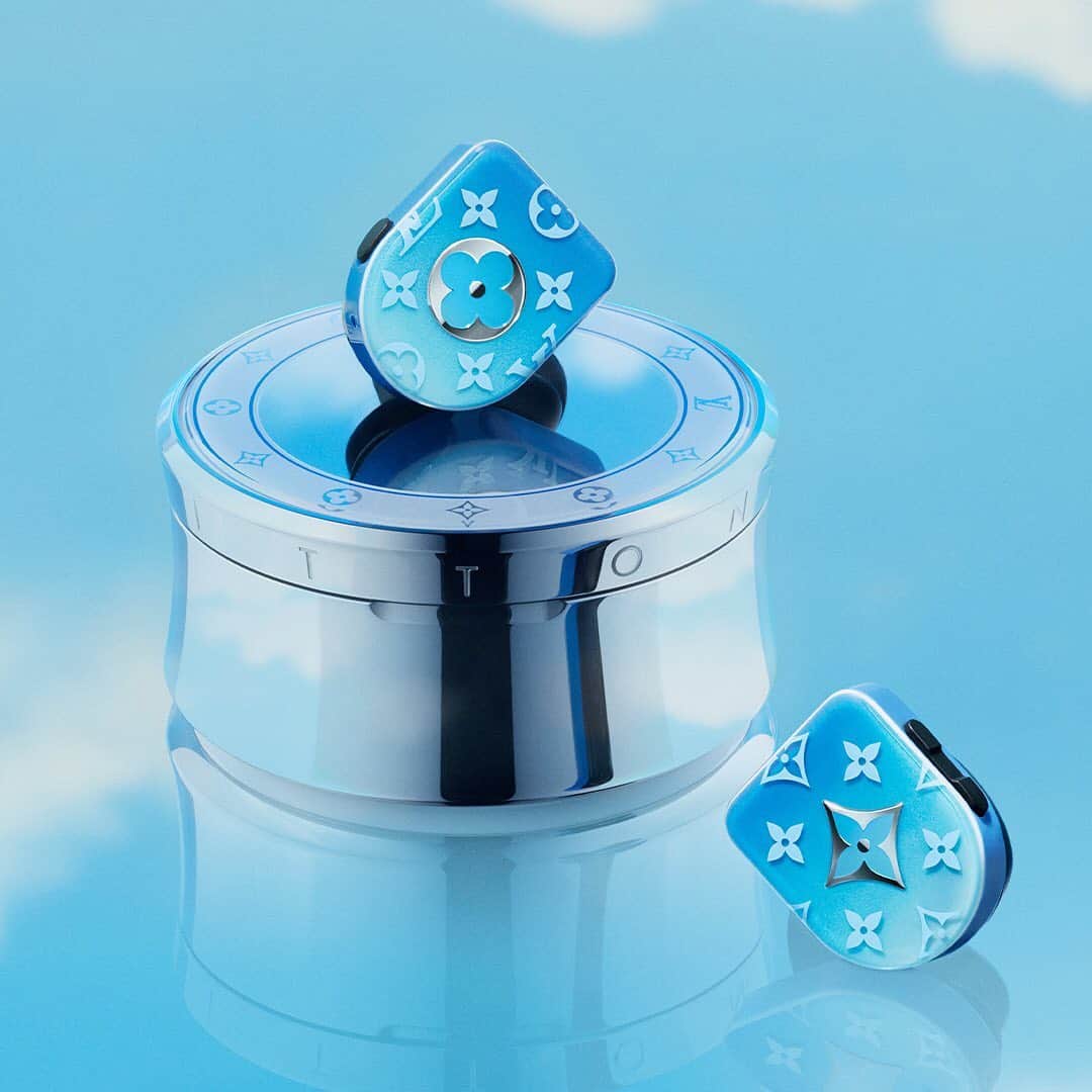 HYPEBEASTさんのインスタグラム写真 - (HYPEBEASTInstagram)「@hypebeaststyle: @louisvuitton shows off the blue sky with its latest "Gradient Blue" Horizon earphones. The asymmetrical design also features two Monogram flowers, with a pointed flower appearing on the left and a round-shaped flower on the right. These touches are finished in mirror-polished steel, contrasting against the colored acetate of the rest of the earphones. The “Gradient Blue” Horizon earphones come complete with a stainless steel charging case, inspired by Louis Vuitton’s Tambour Horizon watch. The colorway is due to release at Louis Vuitton stores on January 15, 2021. ⁠⠀ Photo: Louis Vuitton」12月15日 1時38分 - hypebeast
