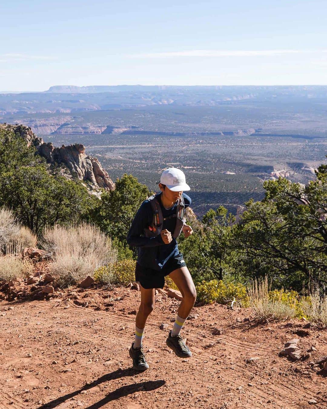 ホカオネオネのインスタグラム：「When recent lockdowns derailed @brandon_runz's plan to run Rim-To-Rim in the Grand Canyon, he turned to his local Navajo Mountain to test out the Speedgoat 4 GTX and GORE-TEX Shakedry jacket.   Check out our Stories to join Brandon as he takes us up the Navajo Nation's iconic mountain. #TimeToFly」