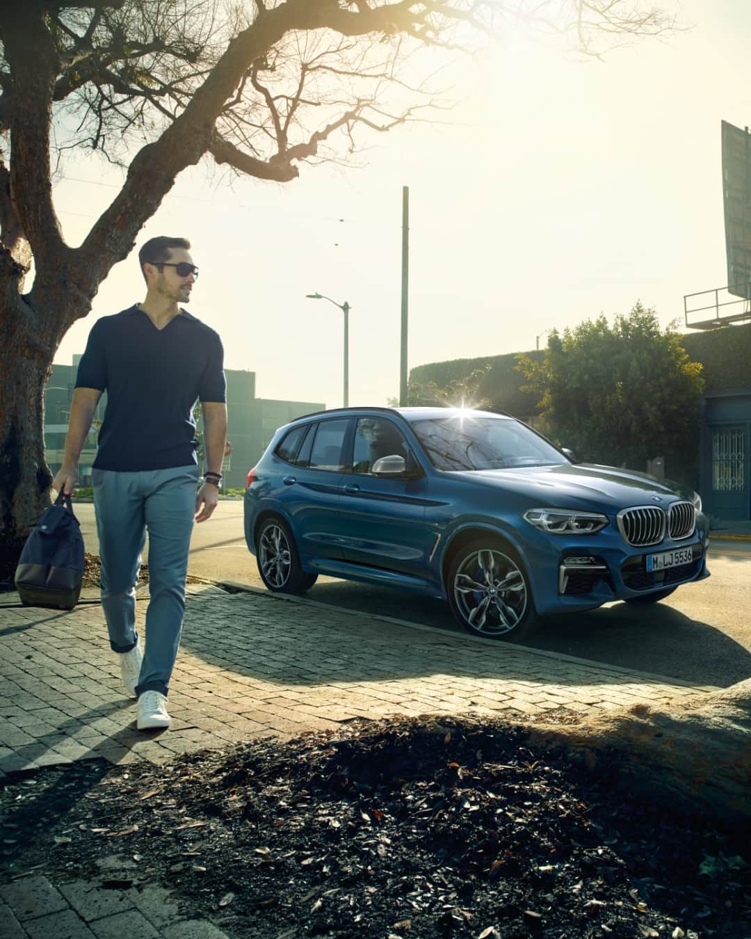 BMWのインスタグラム：「How to find adventure in the everyday: the BMW X3. #TheX3 #BMW #X3  __ BMW X3 M40i: Fuel consumption in l/100 km (combined): 8.1–7.8. CO2 emissions in g/km (combined): 187–178. Further information: www.bmw.com/disclaimer.」