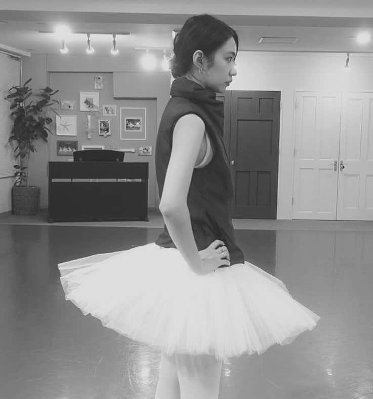 光永百花さんのインスタグラム写真 - (光永百花Instagram)「・  チャコット様のADSショートベストを着用させて 頂いております。  胸元を閉めたり、開けたり、裾のところを開閉したり、 ポケットがついていたりと、バレリーナの為の 高機能ベストです❤︎  かなり愛用させて頂いております。  #バレエ#バレエベスト#ADSベスト#チャコット#チャコットウェア#ballet#chacott」12月15日 1時41分 - 0511m_m