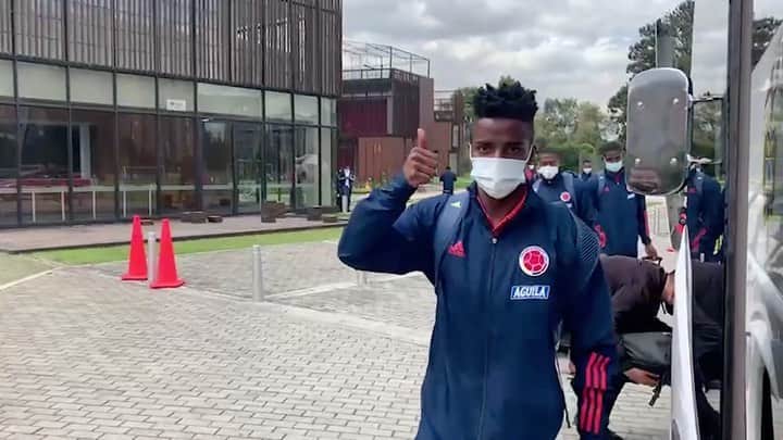 サッカー コロンビア代表チームのインスタグラム：「🛫 Rumbo a Quito 🛬  Nuestra Selección Colombia Sub 20 🇨🇴 alista su viaje hacia Ecuador para seguir con su preparación para el Sudamericano de que se disputará en nuestro país en 2021 😎  #VamosColombia」