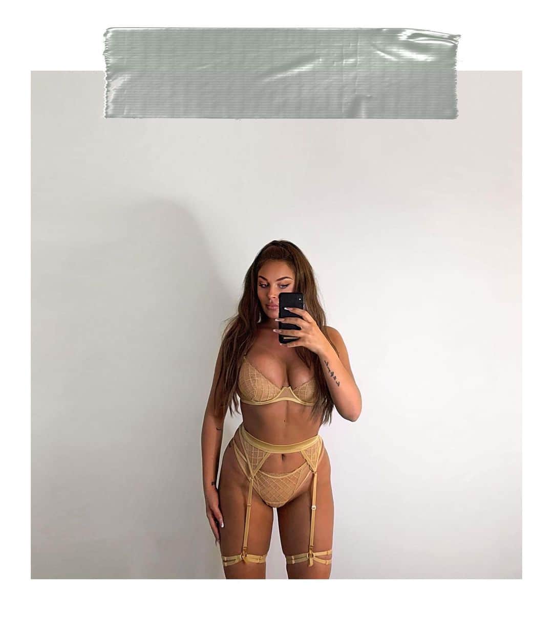 ファニー・リックマンのインスタグラム：「#loungeambassador ✨ Christmas szn in @loungeunderwear 🖤」