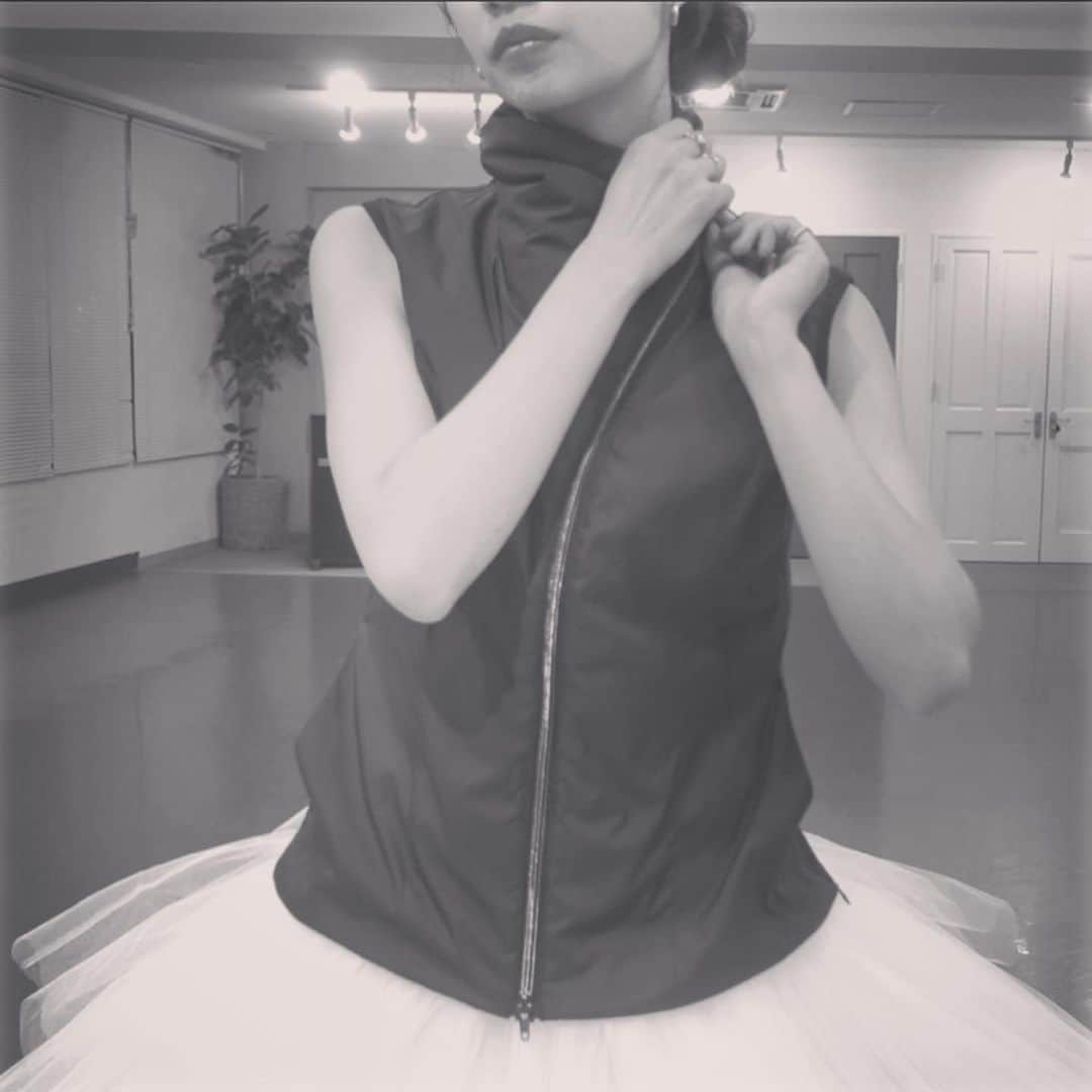光永百花のインスタグラム：「・  閉めたらスタイリッシュに！  胸元、首元まで温められて安心ですね。  #バレエ#バレエベスト#バレエウェア#チャコット#ADSベスト#ballet#chacott」