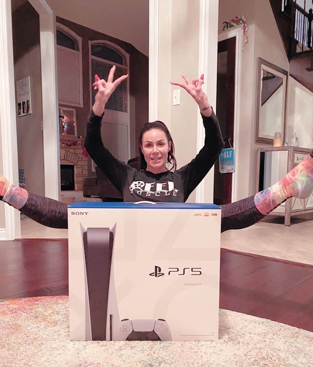 Kendra Lustさんのインスタグラム写真 - (Kendra LustInstagram)「#mondaymood if only i was a big gamer 😜 #ps5 Should i do a giveaway ? Thinking .. but if your not subscribed to @beautyandthebeastpodcasts #youtube then u have no chance if i do a giveaway for it.  #mondayvibes」12月15日 1時48分 - kendralust