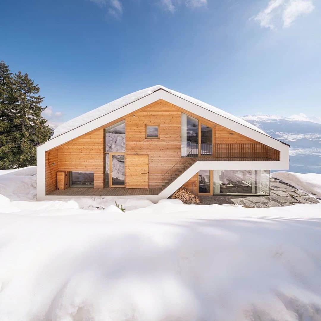 Architecture - Housesさんのインスタグラム写真 - (Architecture - HousesInstagram)「⁣ Chalet Anzère 💛⁣ 𝗚𝗼𝗼𝗱 𝗮𝗿𝗰𝗵𝗶𝘁𝗲𝗰𝘁𝘂𝗿𝗲 𝗹𝗲𝘁𝘀 𝗻𝗮𝘁𝘂𝗿𝗲 𝗶𝗻 ❄️ and this amazing house in #Switzerland is a clear example of it. ⁣ ⁣ A beautiful, modern and stunning project: is just incredible how it blends perfectly with its surrounding, don't you think? Swipe left to discover more 🥰⁣ _____⁣⁣⁣⁣⁣⁣⁣⁣⁣⁣⁣⁣⁣⁣⁣⁣⁣⁣⁣⁣⁣⁣⁣⁣⁣⁣⁣⁣⁣⁣⁣⁣⁣⁣⁣⁣ 📐 SeArch⁣ 📸  Ossip van Duivenbode⁣ 📍 Switzerland 🇨🇭⁣ #archidesignhome⁣⁣ _____⁣⁣⁣⁣⁣⁣⁣⁣⁣⁣⁣⁣⁣⁣⁣⁣⁣⁣⁣⁣⁣⁣⁣⁣⁣⁣⁣⁣⁣⁣⁣⁣⁣⁣⁣⁣ #architecture #archilovers #architect #interiorhomes #luxuryhome #modernarchitecture #interiordesign #homedesign #luxuryhomes #dreamhouse #nature #architects #design #facade #wood #cabin #outdoor #home #house #villa #snow」12月15日 1時50分 - _archidesignhome_