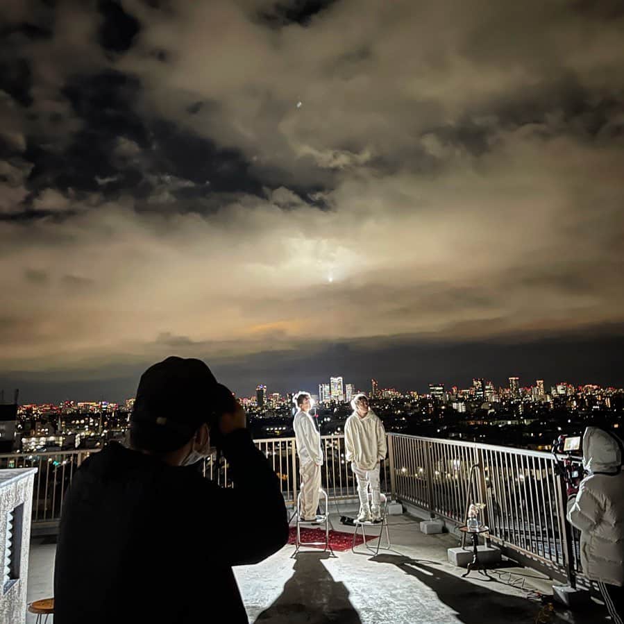 武尊さんのインスタグラム写真 - (武尊Instagram)「極寒だったけど良いの撮れた🎥 ホコリ舞ってると思ったら初雪でした❄️ 夜中まで撮影お疲れ様でした！ そしてひろくん誕生日おめでとうございます🎂 @hirosta92 ✨」12月15日 2時03分 - k1takeru