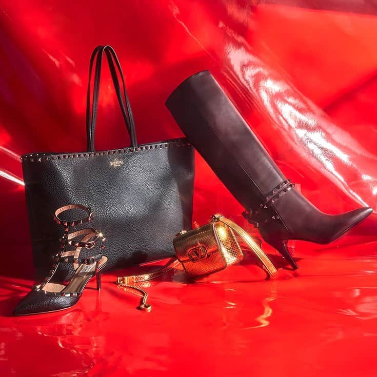 GILTのインスタグラム：「#Valentino is here. Shop it, then wrap it.」