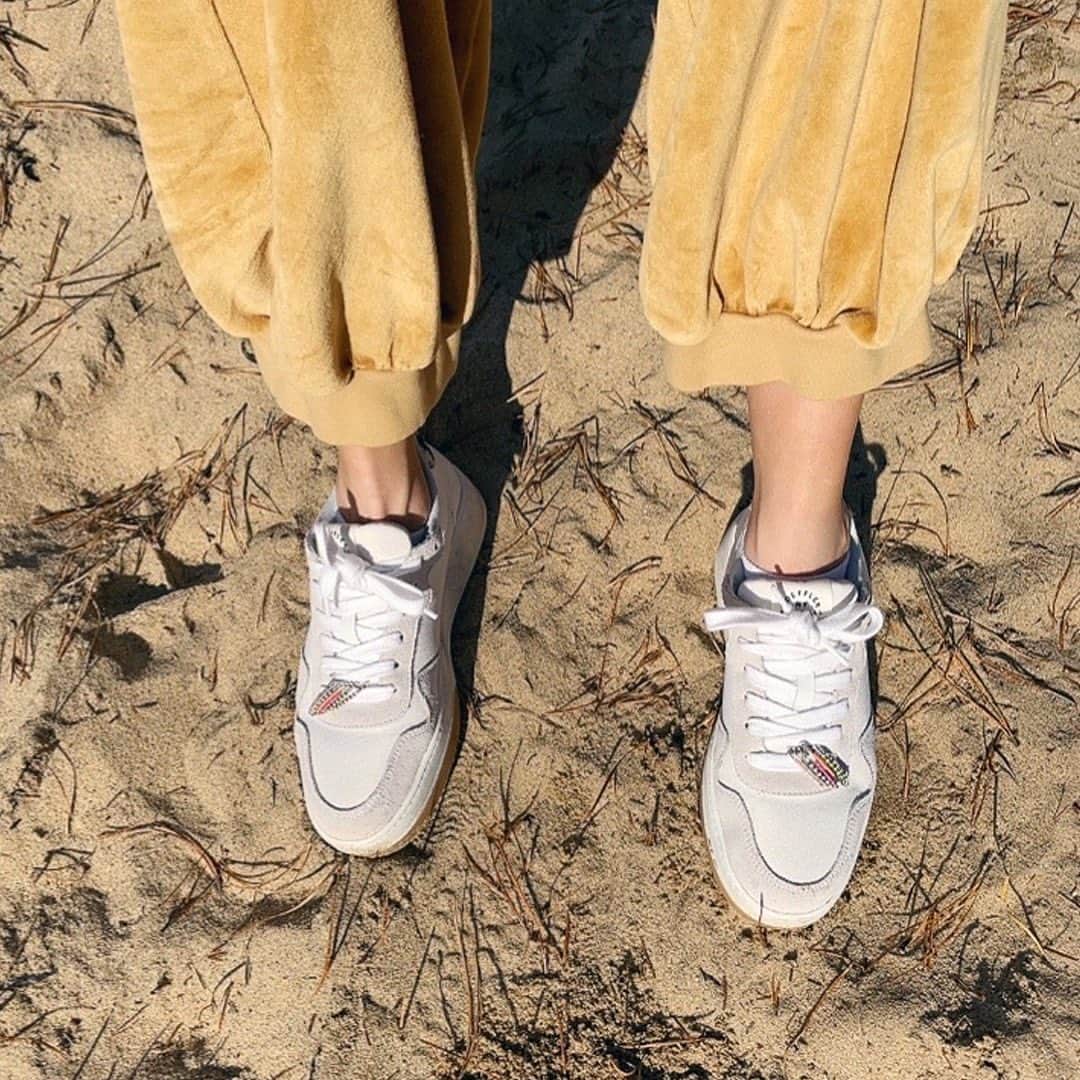 のインスタグラム：「Jessie in her new Keira sneakers 🌈」