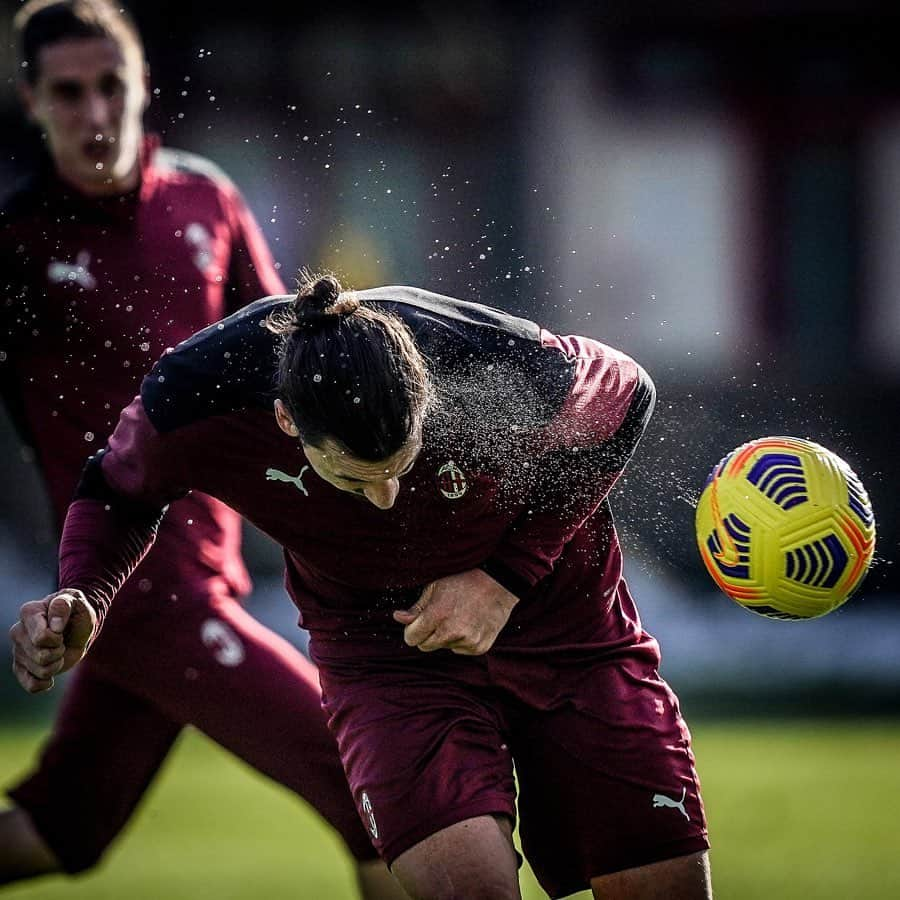 ACミランさんのインスタグラム写真 - (ACミランInstagram)「Head, heart & soul 🔴⚫ Guess who'Z back 😉 #GenoaMilan #SempreMilan」12月15日 2時00分 - acmilan