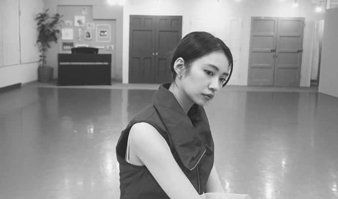 光永百花のインスタグラム：「・  胸元、首元を開けるとベストを着ながらでも 踊りながら身体のラインを確認する事が出来ますね！  本当に多機能で使い易く舞台裏で大活躍❤︎  #バレエ#バレエベスト#バレエウェア#ADSベスト#チャコット#ballet#chacott」