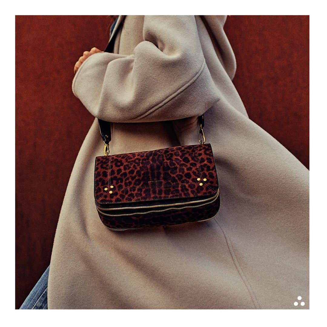ジェロームドレイフュスのインスタグラム：「Let luxurious leopard liven up cool autumnal neutrals #jeromedreyfussbobi . . Art Direction & Photo @germainchauveau Style @claire_dhelens Model @imnotgrace #jeromedreyfuss #jeromedreyfussbobi #bobi #rootsdeluxe #aw20」
