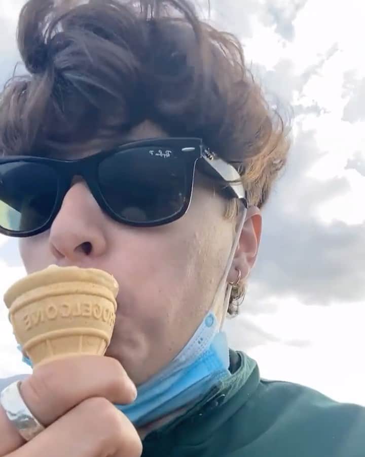 コナー・ボールのインスタグラム：「Yum 🍦💗」