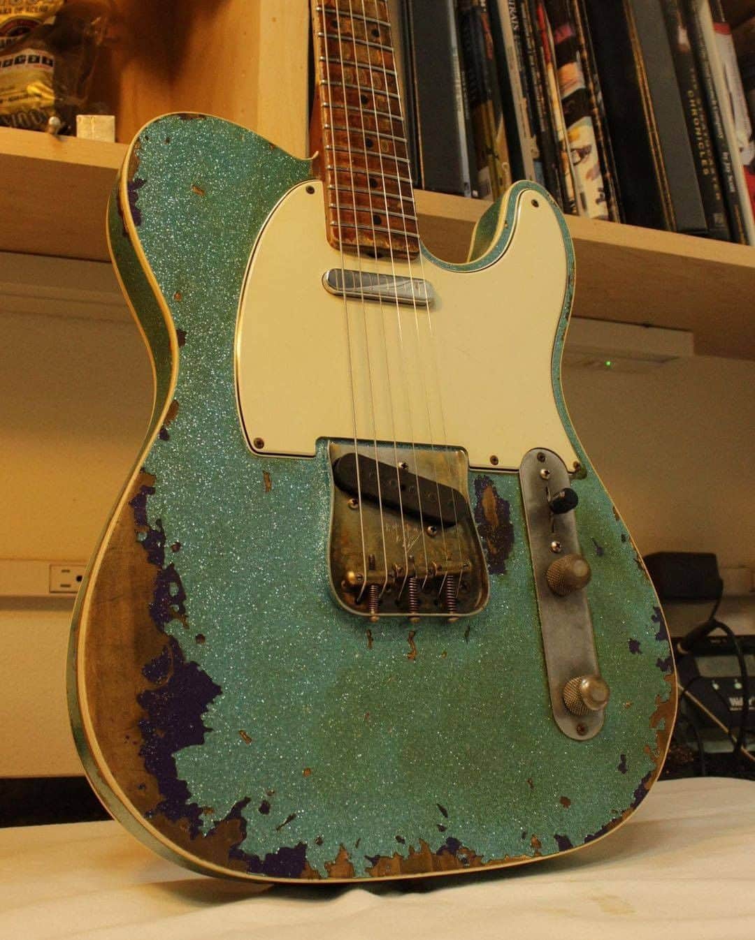 Fender Guitarさんのインスタグラム写真 - (Fender GuitarInstagram)「"Taos Turqoise Sparkle over Purple Sparkle on a bound Telecaster. Also sports a super comfy ‘57 style soft V shape neck with a compound radius and 51 Nocaster, and @josefina2767 handwound pickups."  Repost: Master Builder, @vincevantrigt_fender」12月15日 2時00分 - fender