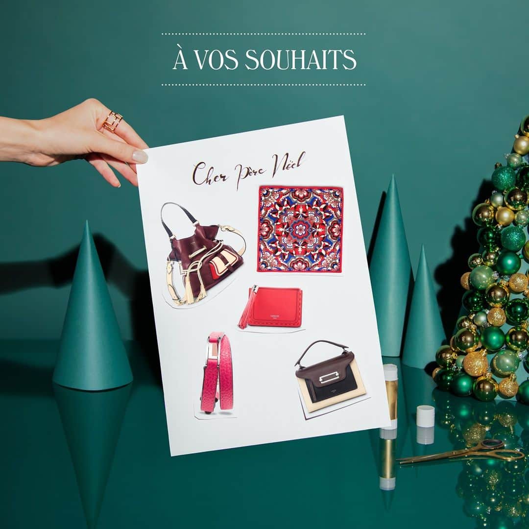 のインスタグラム：「Cher Père Noël,  ‪le 24 décembre approche à grands pas. Je t’invite donc à consulter attentivement cette sélection de petites attentions qui me feront plaisir à coup sûr…  À toi de jouer !  ••• Dear Santa Claus,  December 24th is fast approaching. I therefore invite you to carefully consult this selection of little gifts that I am sure will please me .  #PremierFlirtByLancel #ClicByLancel #ChristmasIsComing #Lancel」