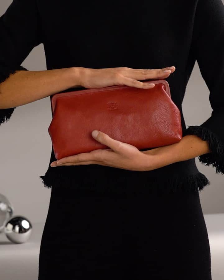 イルビゾンテのインスタグラム：「A stylish and unconventional interpretation of a great classic, this clutch bag in vegetable tanned cowhide leather with retro clasp is the quintessence of timeless beauty. #ilbisonte #leatherbag #madeinitaly #sustainability」