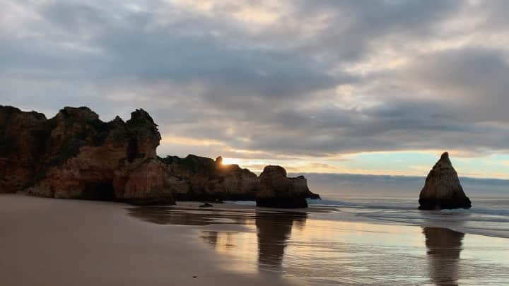 ジョディ・ウィリアムズのインスタグラム：「i just??   woke up early this morning to catch sunrise and create some magic with @mathias.explores the UK winter doesn’t really cut it & I’ve been seriously missing Mother Nature’s vast embrace so this was absolutely needed 🌅🌅🌅」
