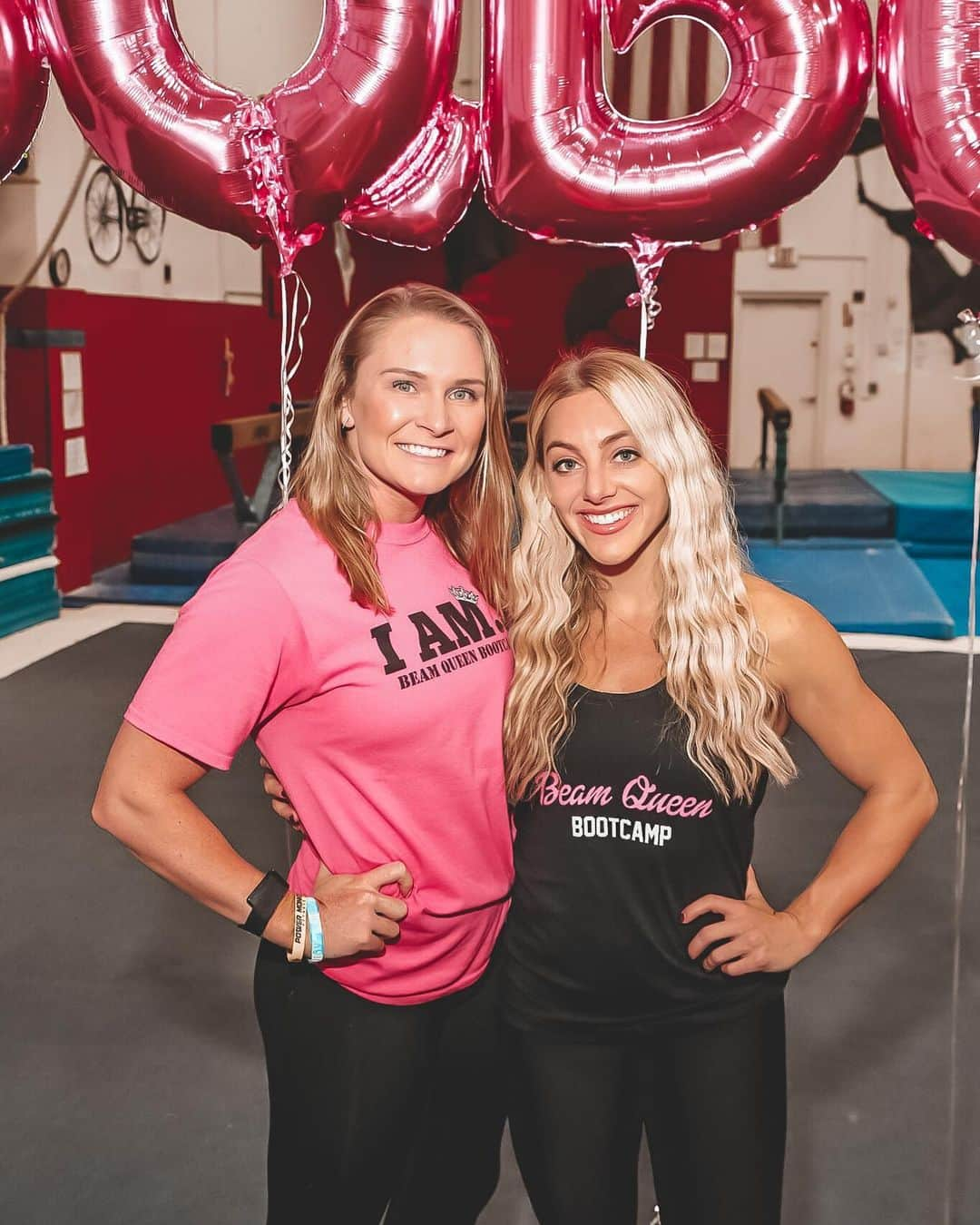 ブリジェット・スローンのインスタグラム：「happy birthday to my boss and main boo @samanthapeszek 👑  • I hope @nourafchan_ strong arms that he has been working really hard on give you a nice big hug today 🥰」